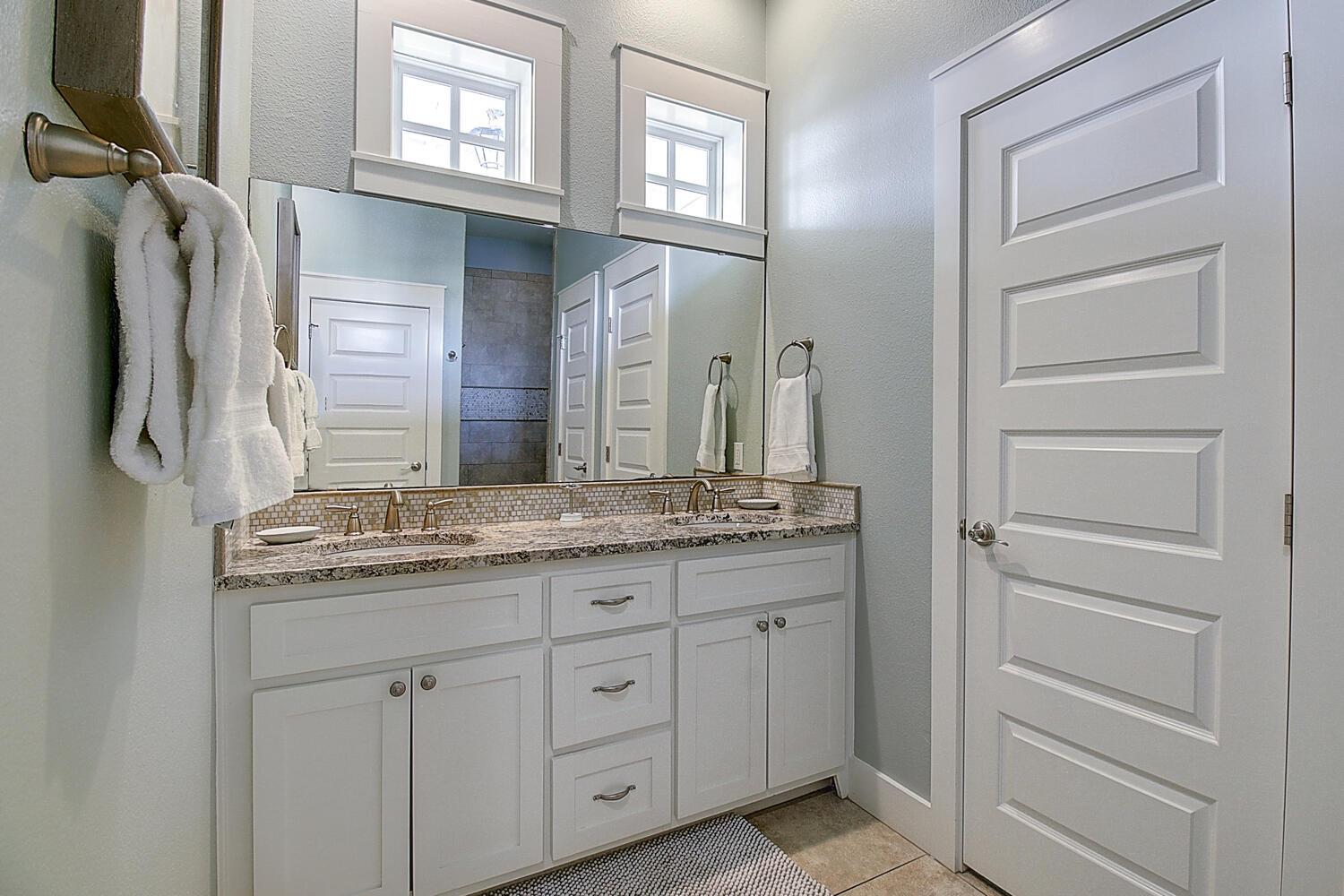 Primary Bathroom, 1st Floor