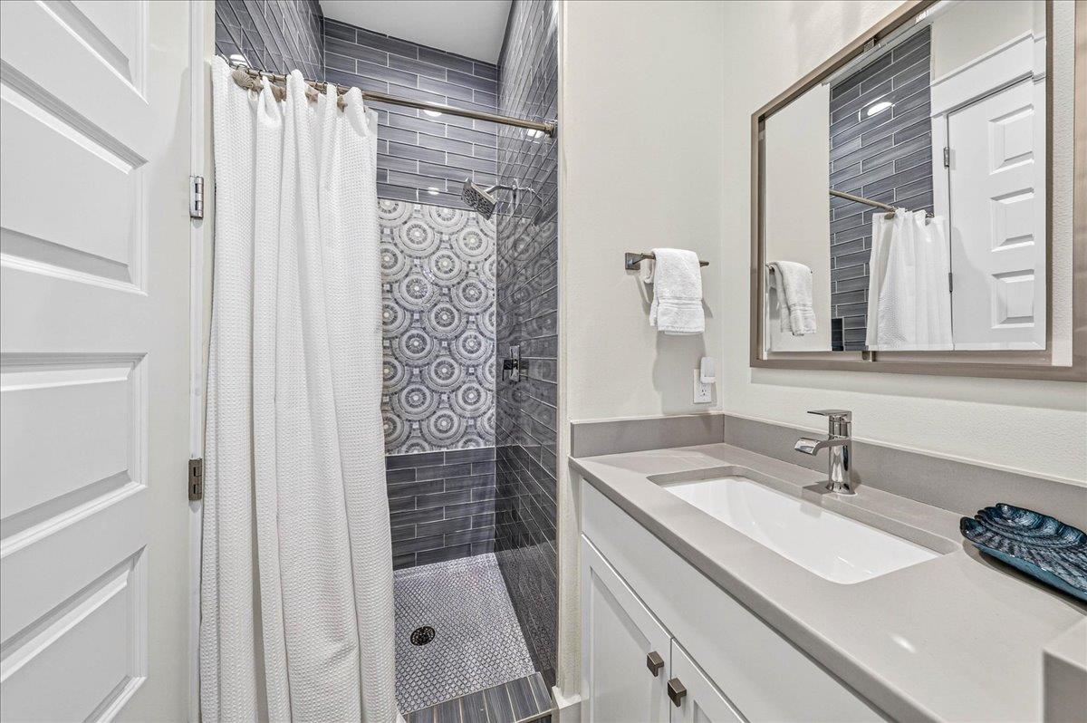 1st Floor, Bunk Bathroom