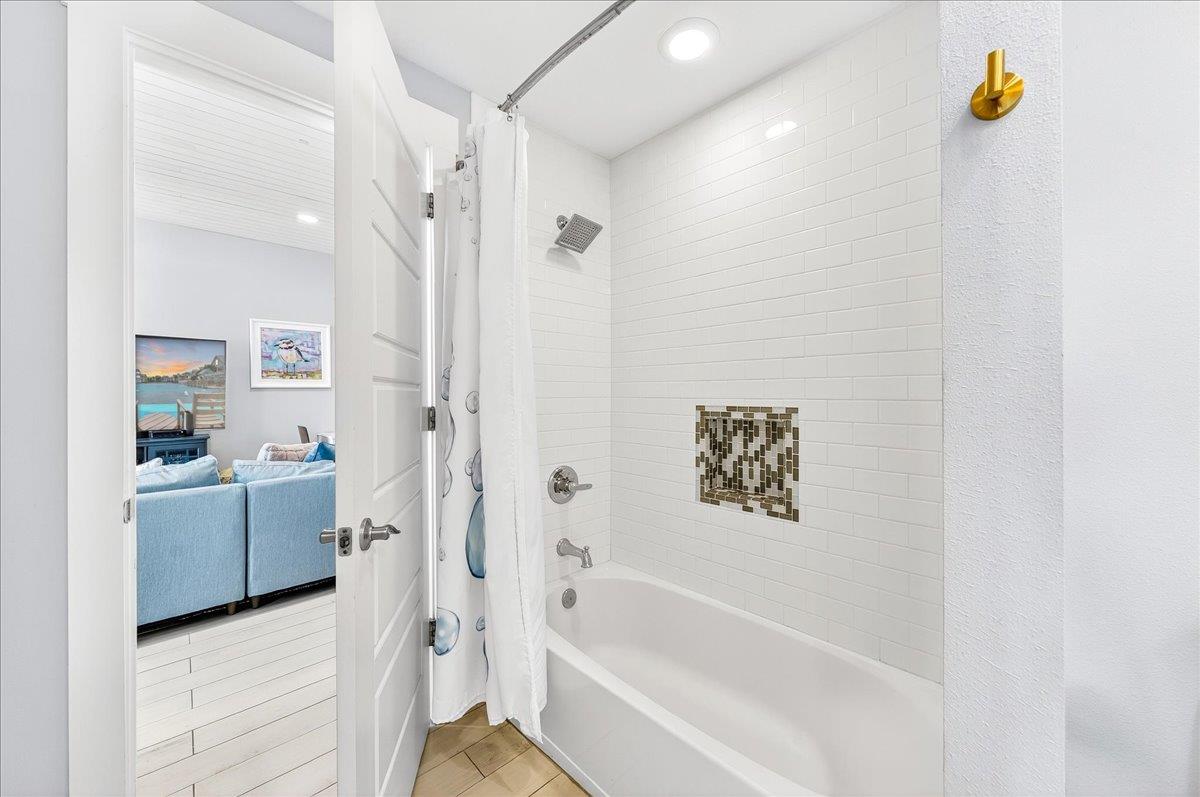 1st Floor, Shared Bathroom