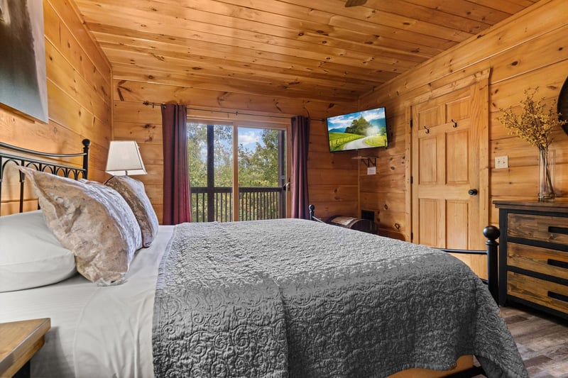 King bed with door to deck