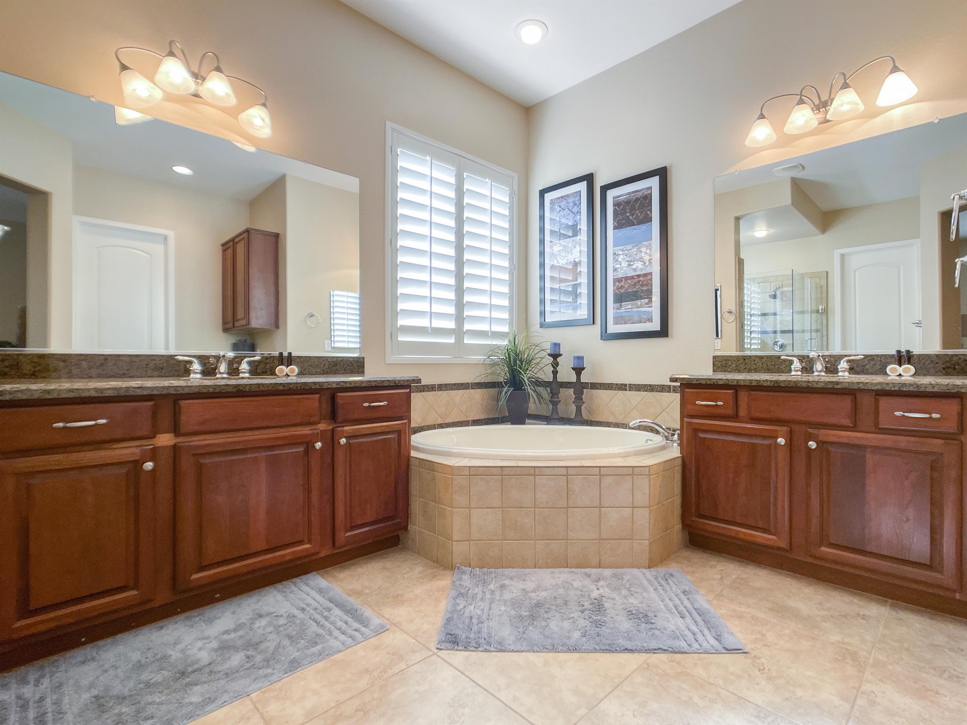 Large Master bath with jacuzzi tub.