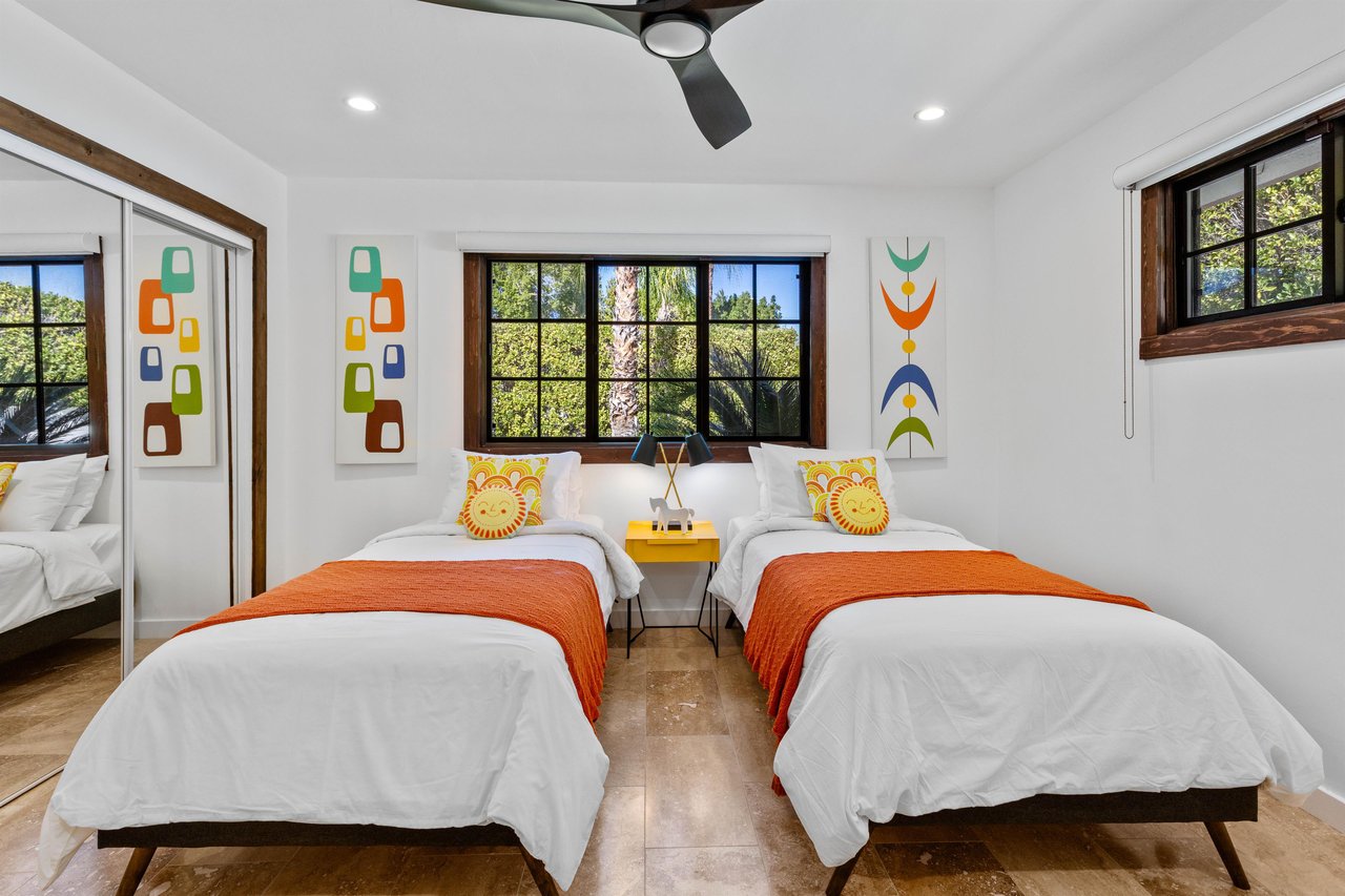 Guest bedroom with two Twin beds