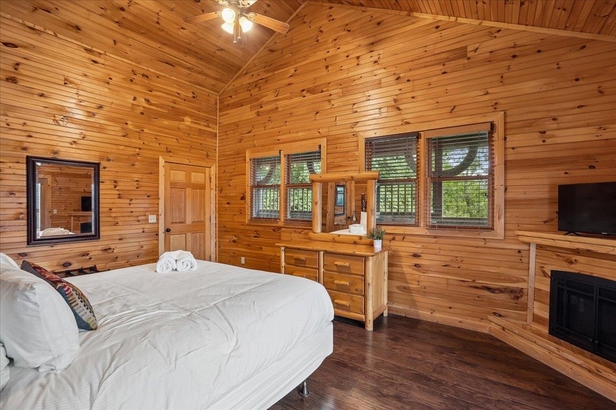 043Bedroom