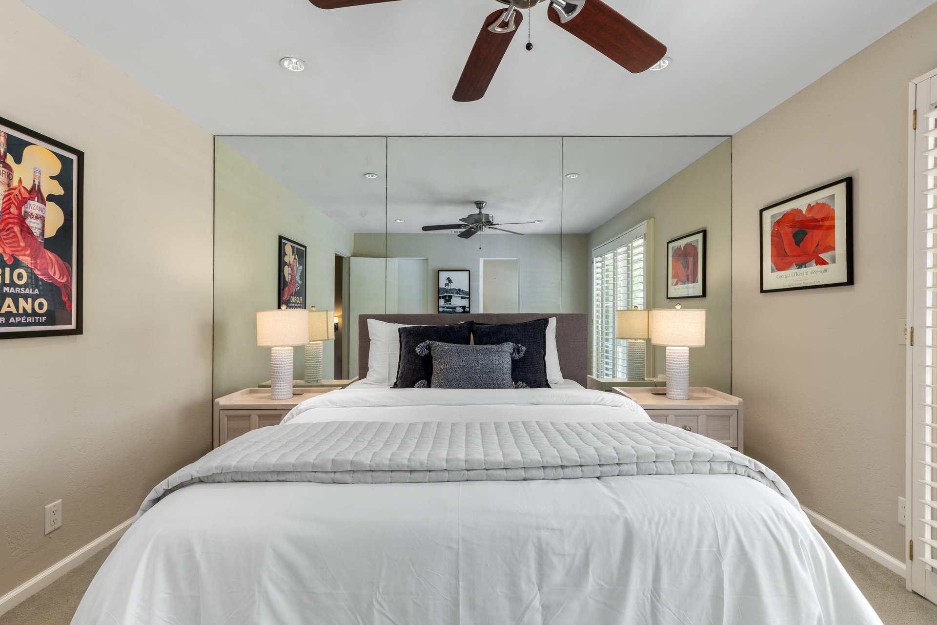 Queen size bed.