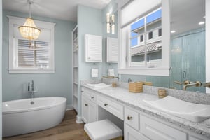 Second King Bathroom, 2nd Floor