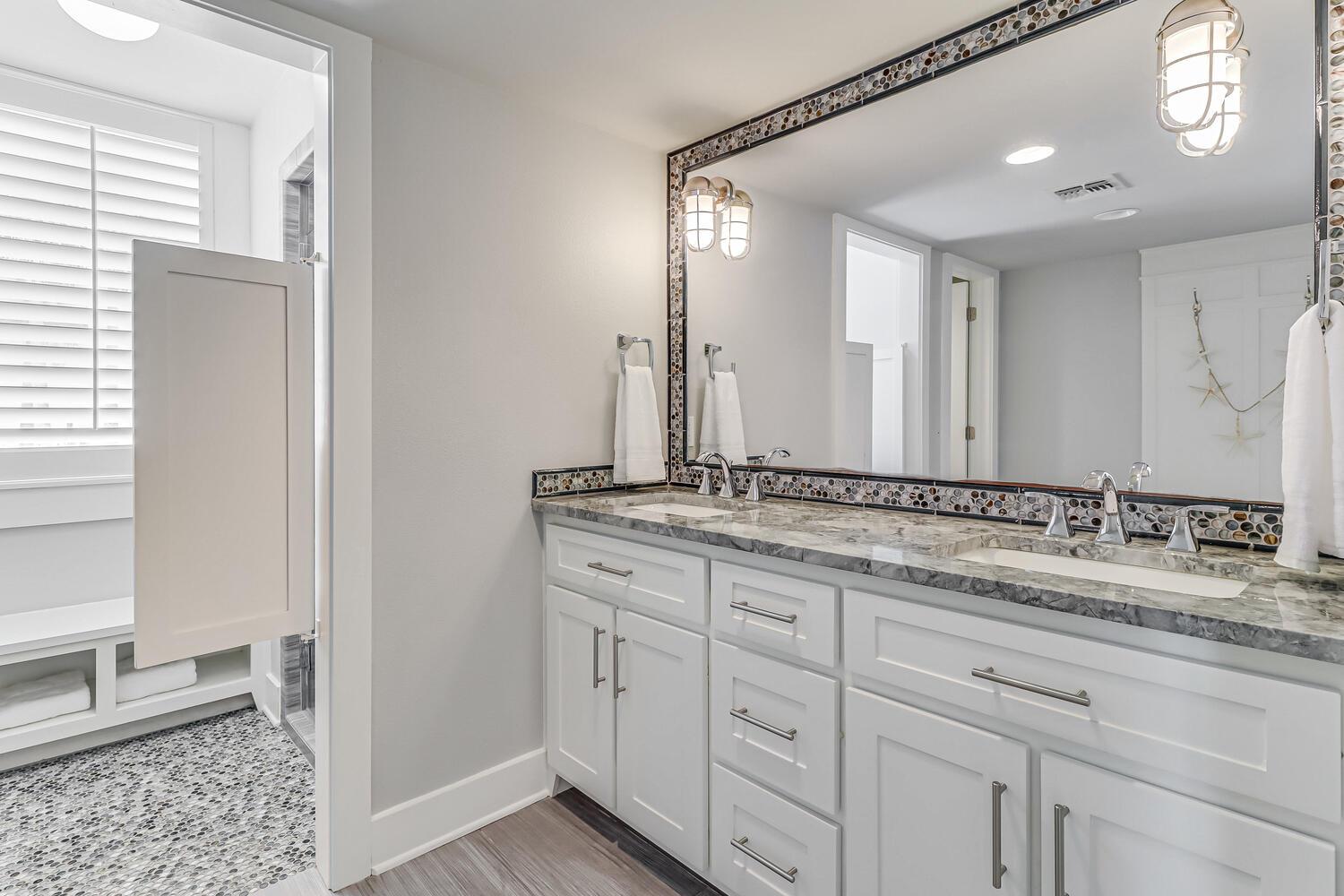 Bunk Lounge Bathroom, 1st Floor