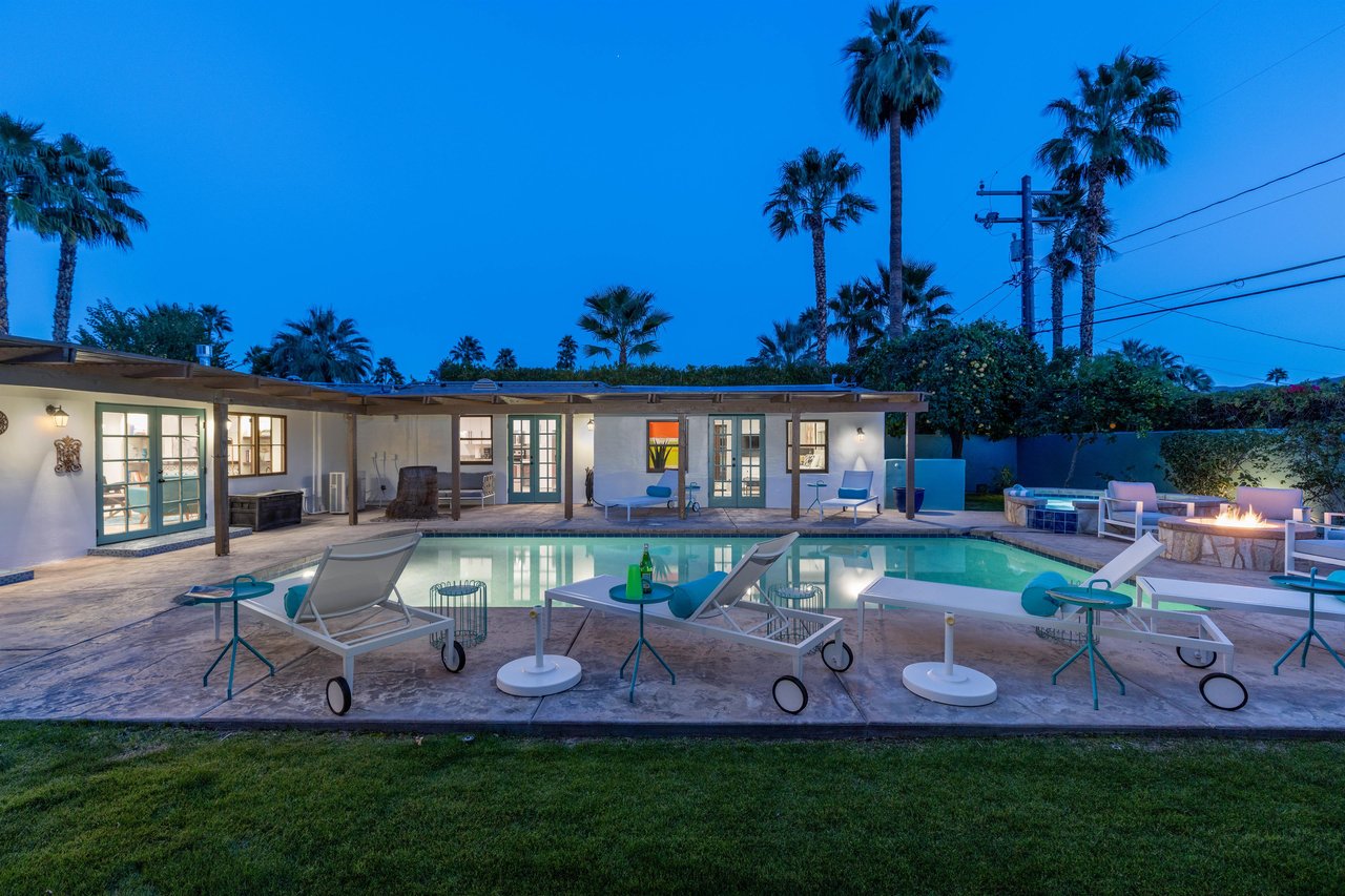 Gorgeous pool lighting