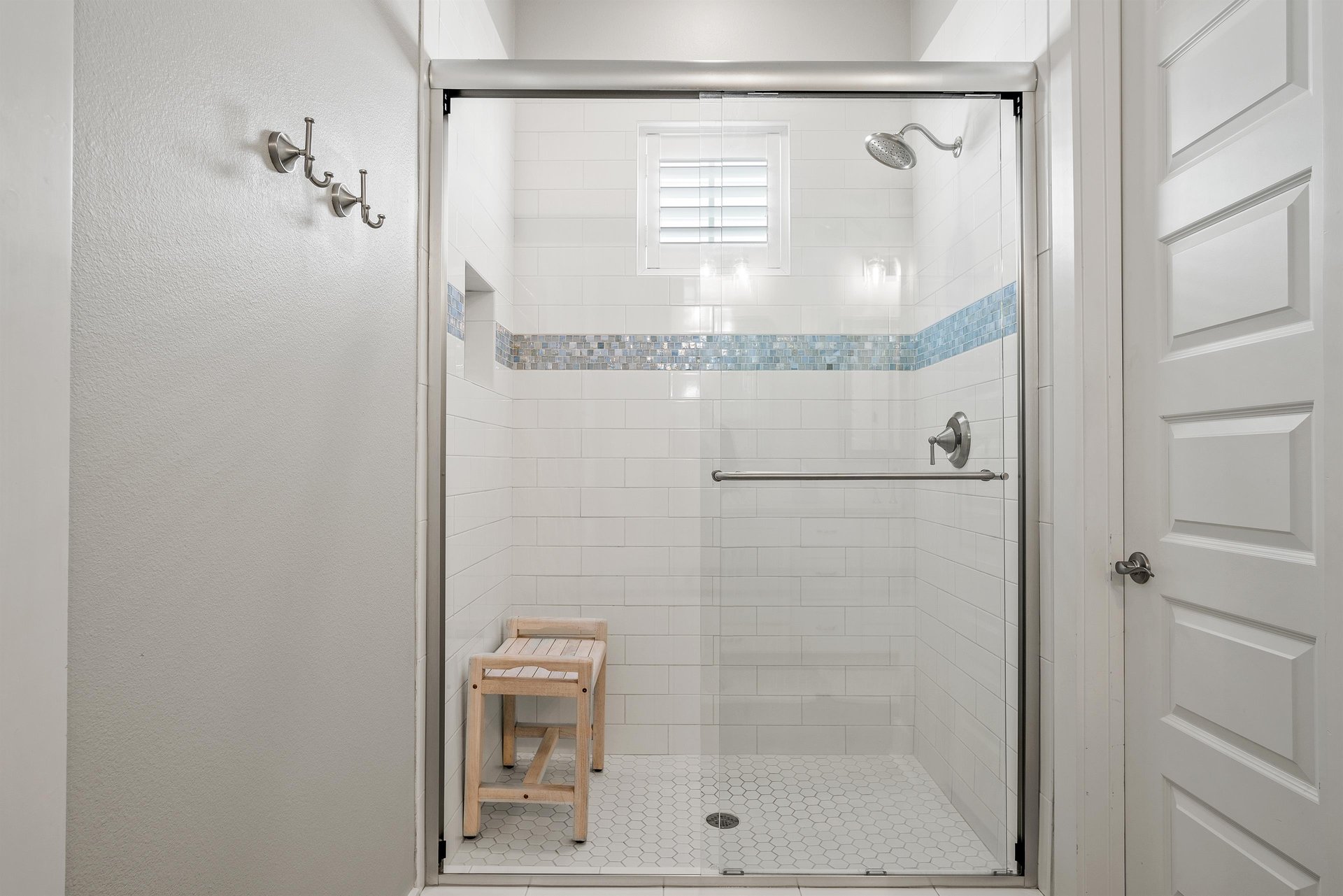 King Bathroom, 2nd Floor