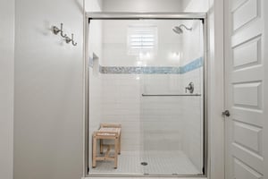 King Bathroom, 2nd Floor