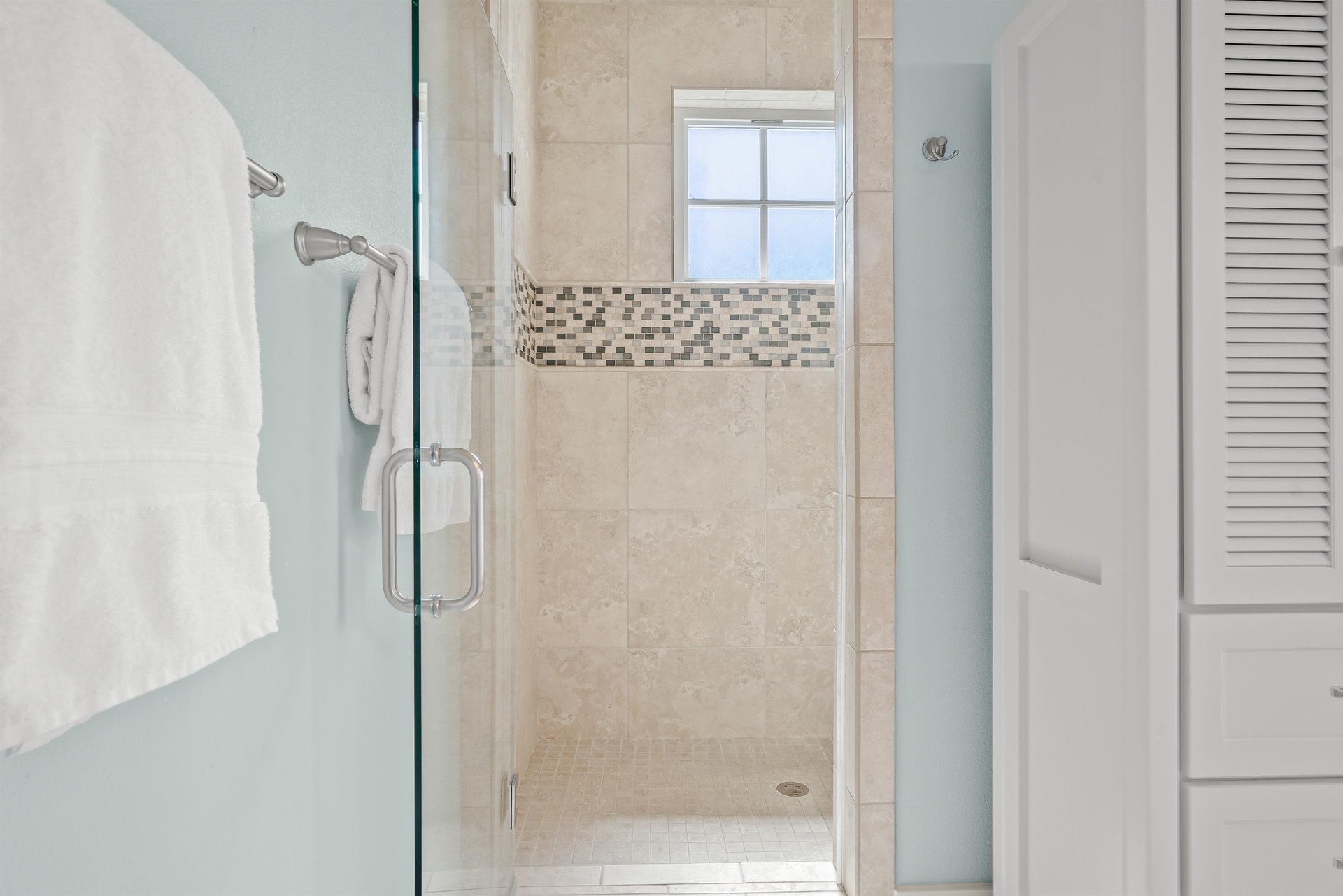 King Bathroom, 1st Floor