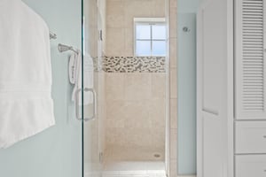 King Bathroom, 1st Floor