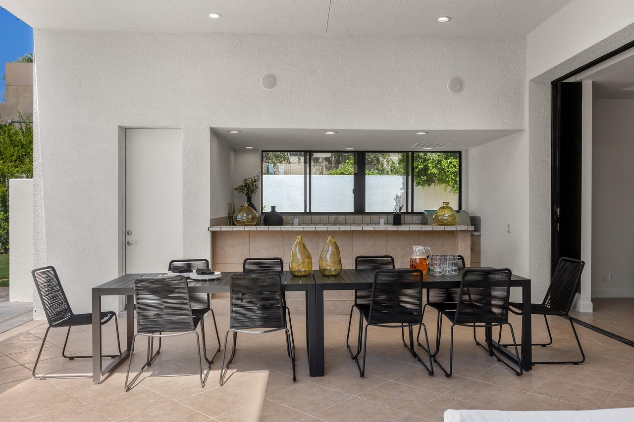 Al fresco dining for ten