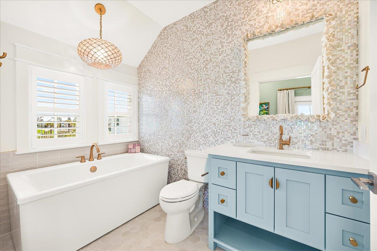 1st King Bathroom, 2nd Floor