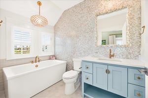 1st King Bathroom, 2nd Floor