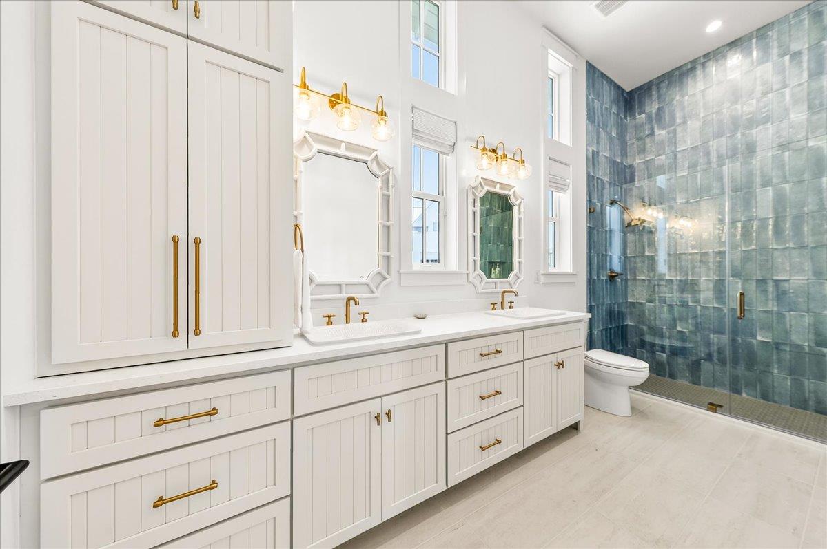 2nd King Bathroom, 2nd Floor