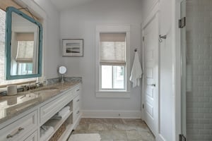 Second King Bathroom, 2nd Floor