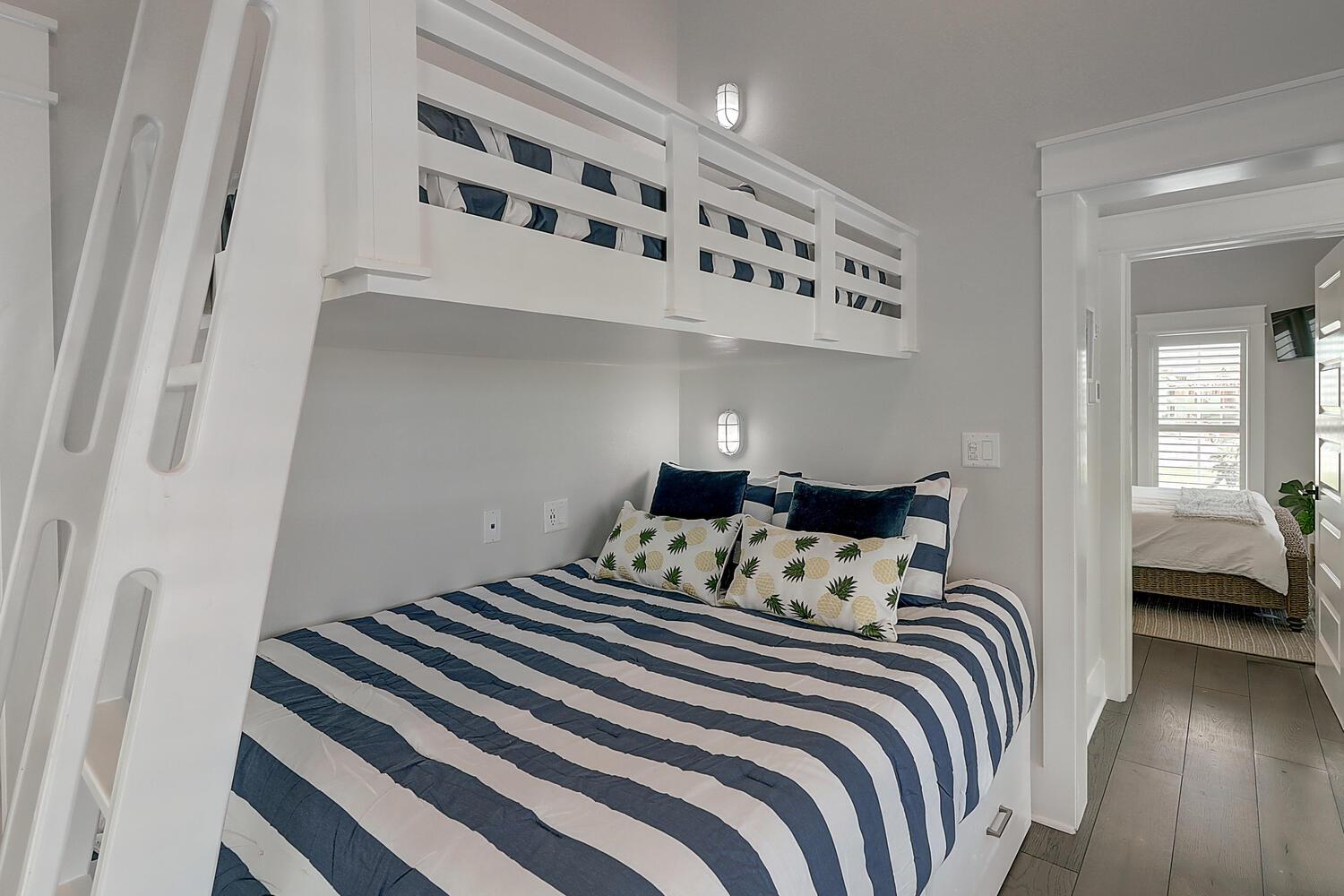 2nd Floor TwinQueen Bunk Room