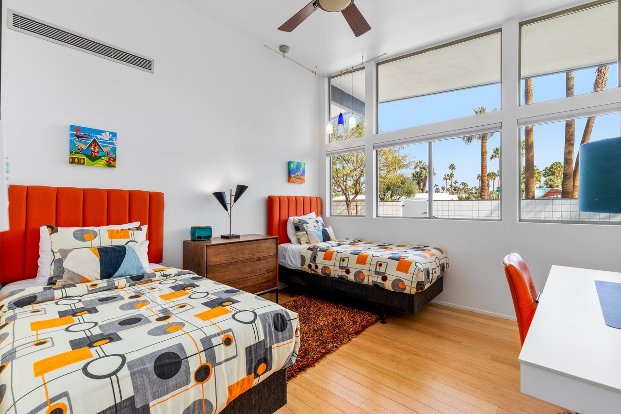 Guest bedroom with twin beds