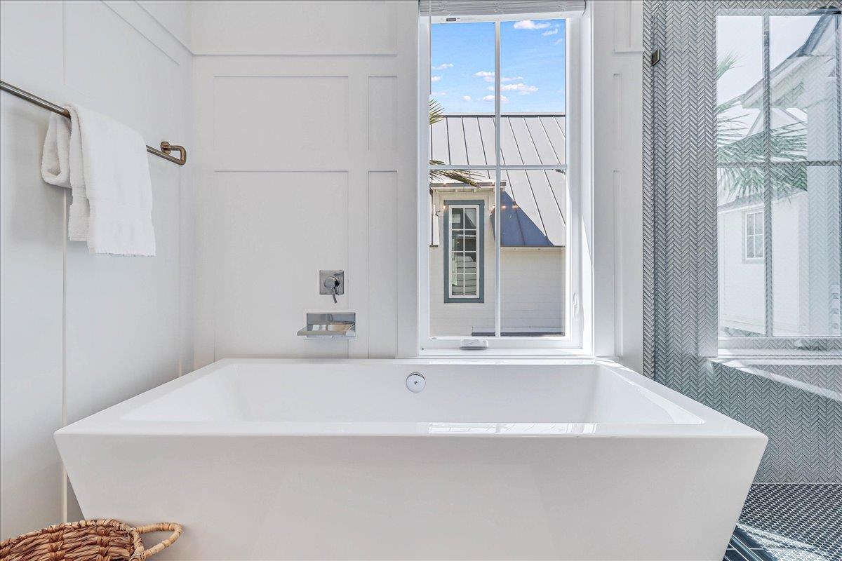 King Bathroom, 2nd Floor