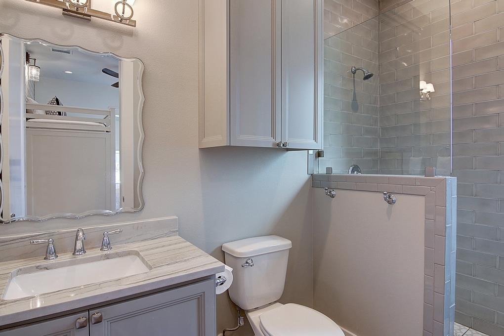 Bunk Bathroom, 1st Floor