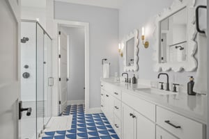 King Bathroom, 2nd Floor