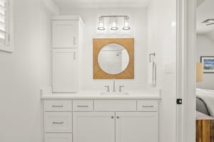 3rd Floor, Queen Bathroom