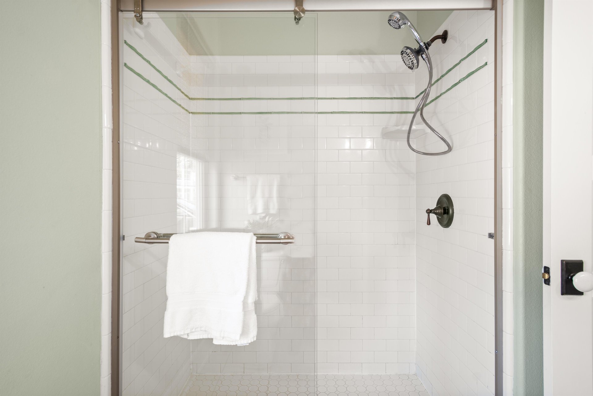 Queen Bathroom, 1st Floor