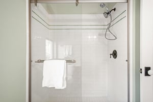 Queen Bathroom, 1st Floor