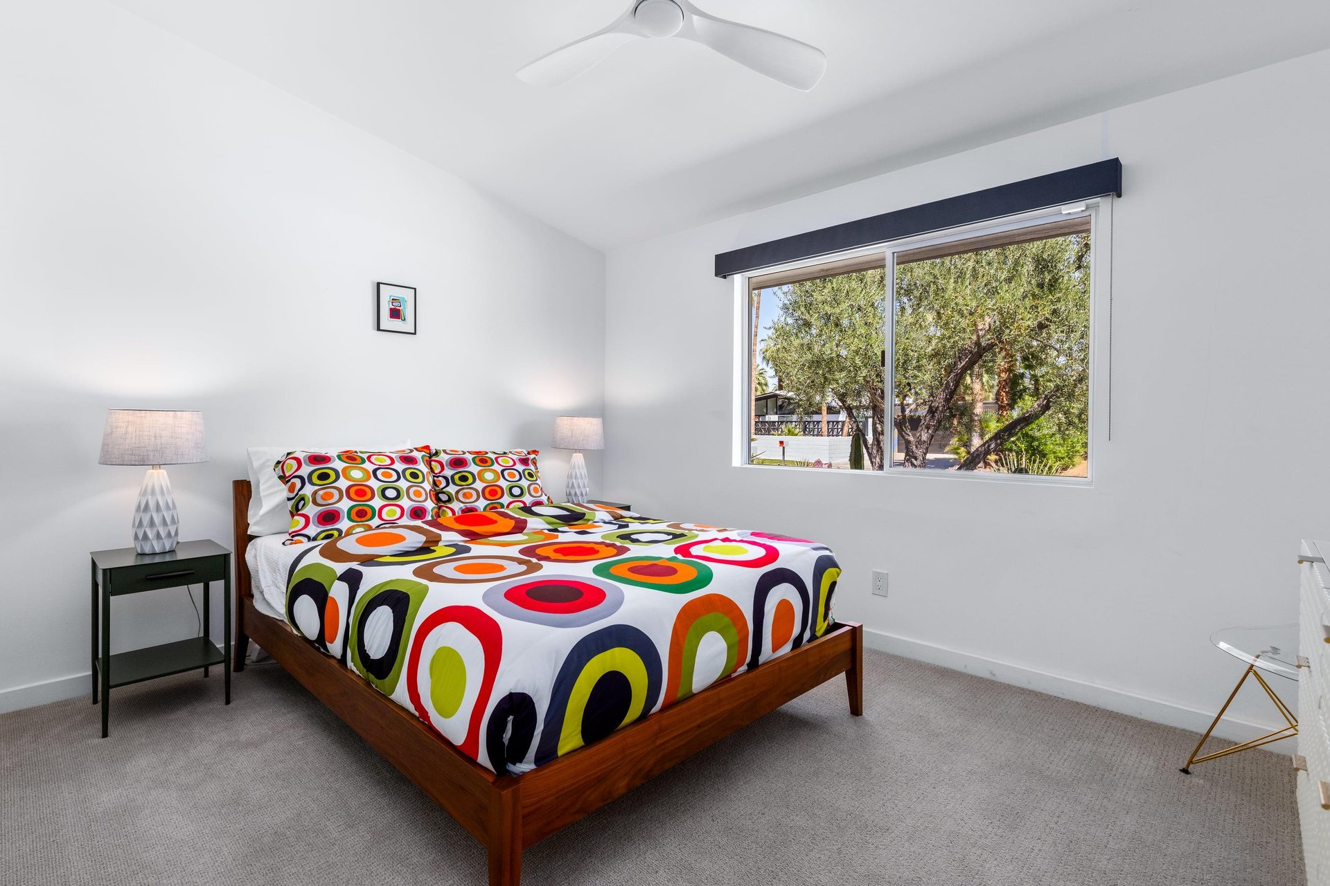 Queen size bed.