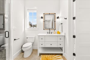 1st King Bathroom, 1st Floor