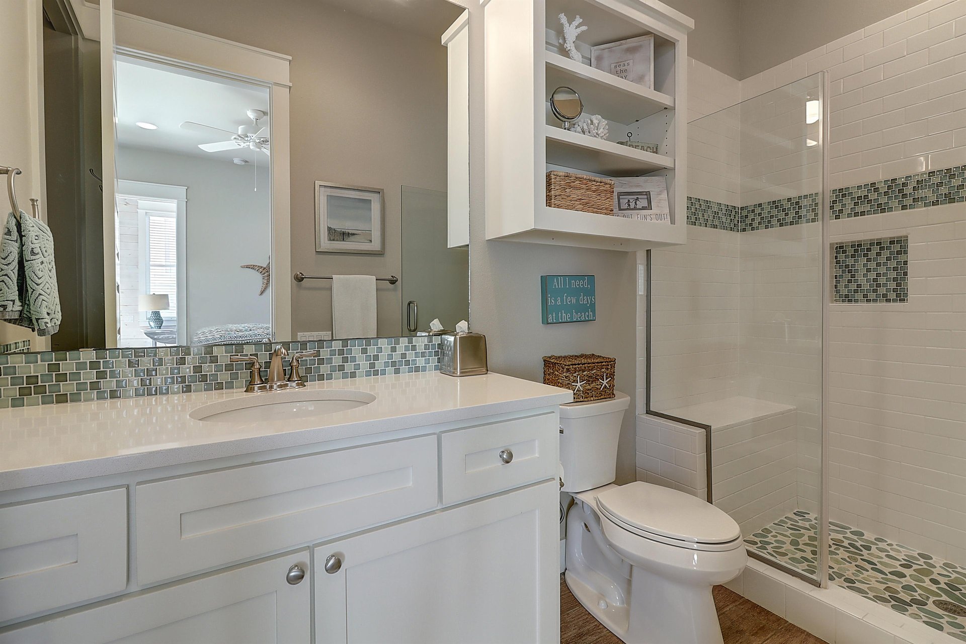 King Suite Bathroom, 1st Floor