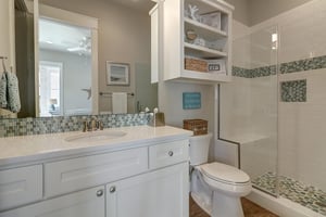King Suite Bathroom, 1st Floor