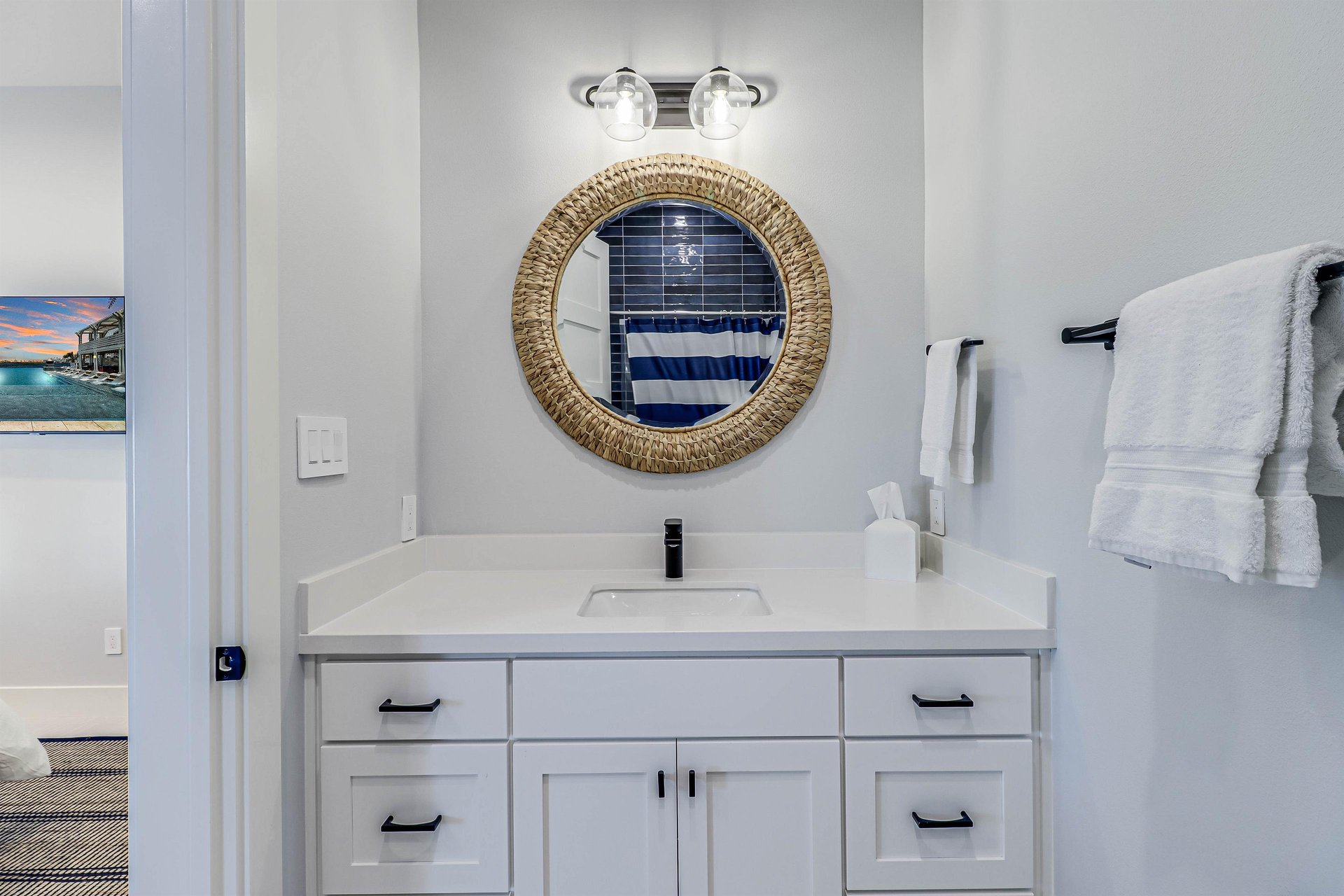 Third King Bathroom, 1st Floor