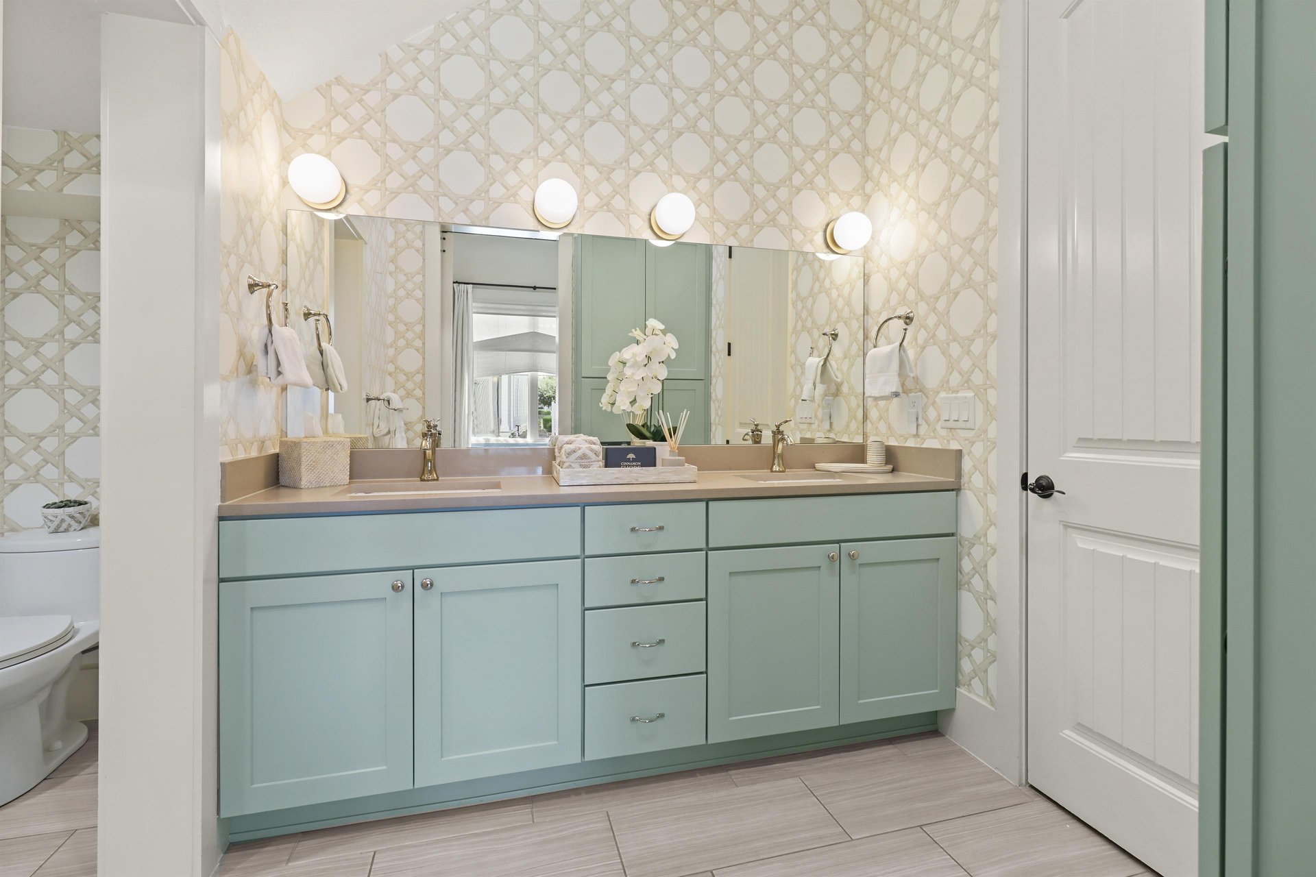 Shared Bathroom, 1st Floor