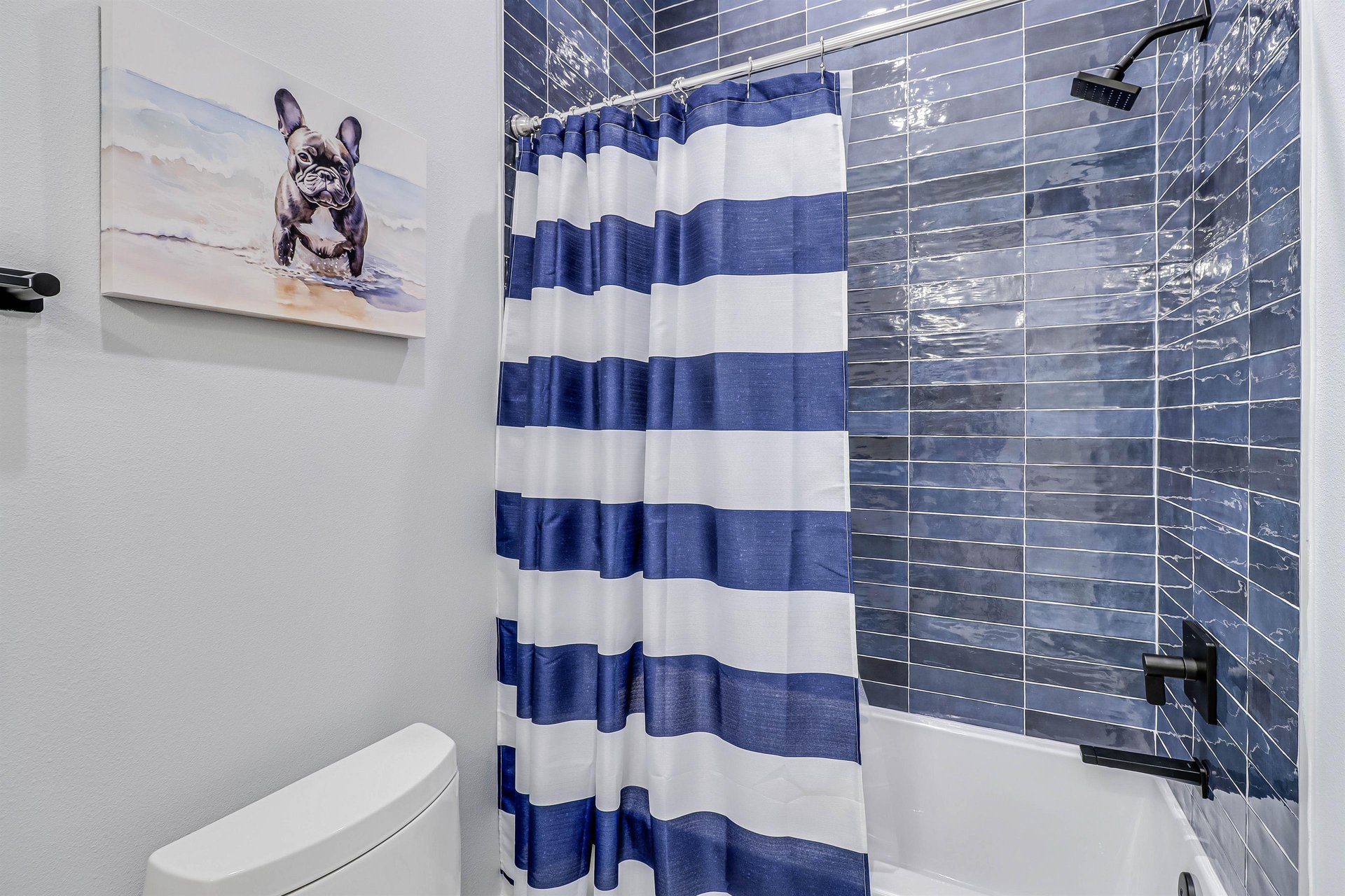 Third King Bathroom, 1st Floor