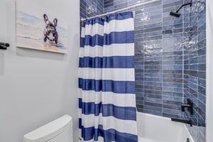 Third King Bathroom, 1st Floor