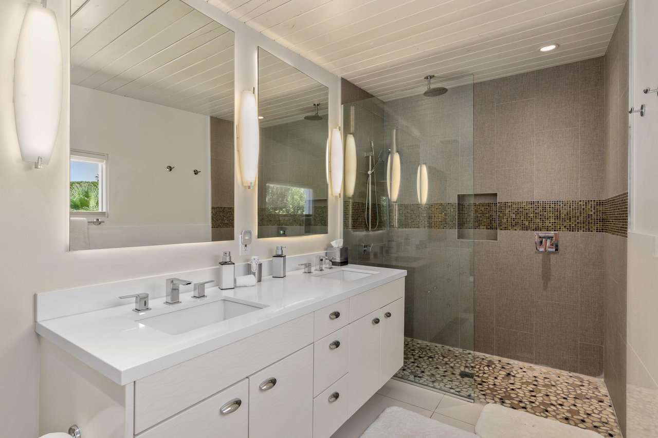 Casita bathroom