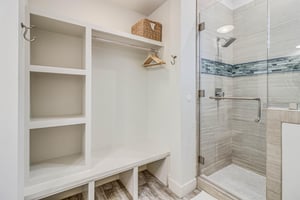 King Bathroom, 1st Floor