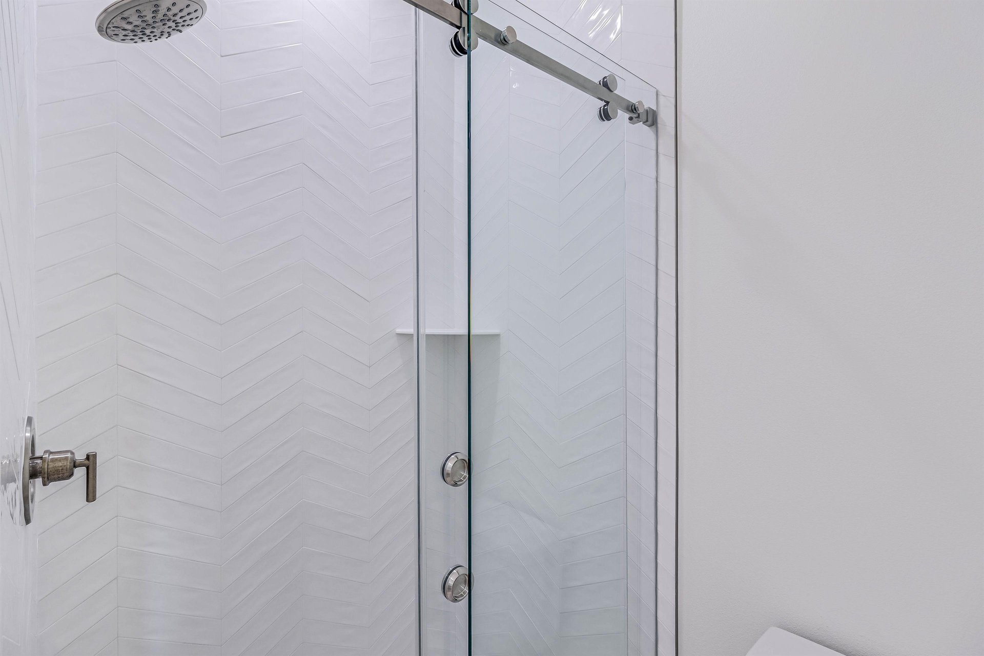 Ensuite King Bathroom, 1st Floor