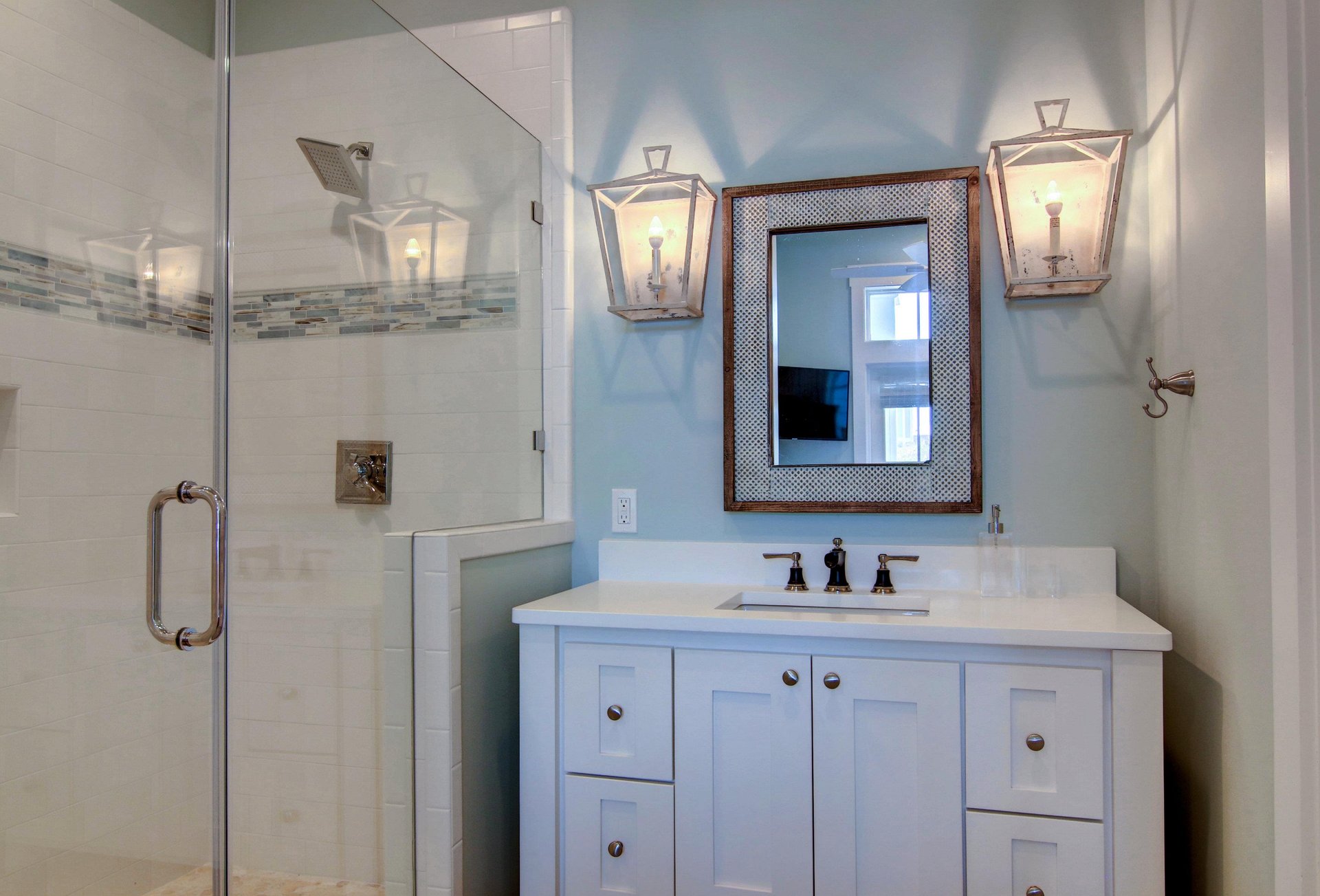 Right Queen Bathroom, 1st Floor