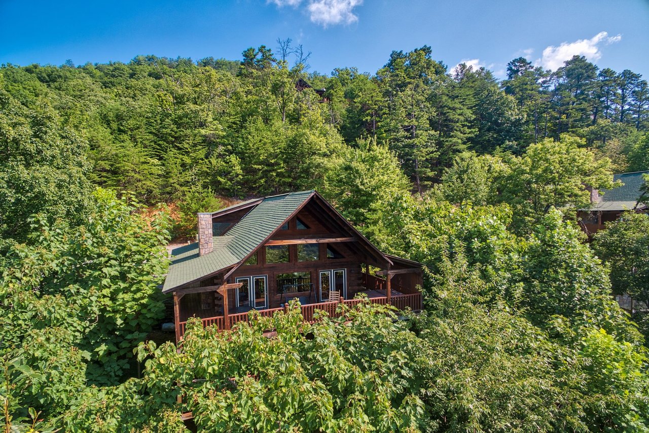 wooded exterior view of angels majestic view a 3 bedroom cabin rental located in pigeon forge