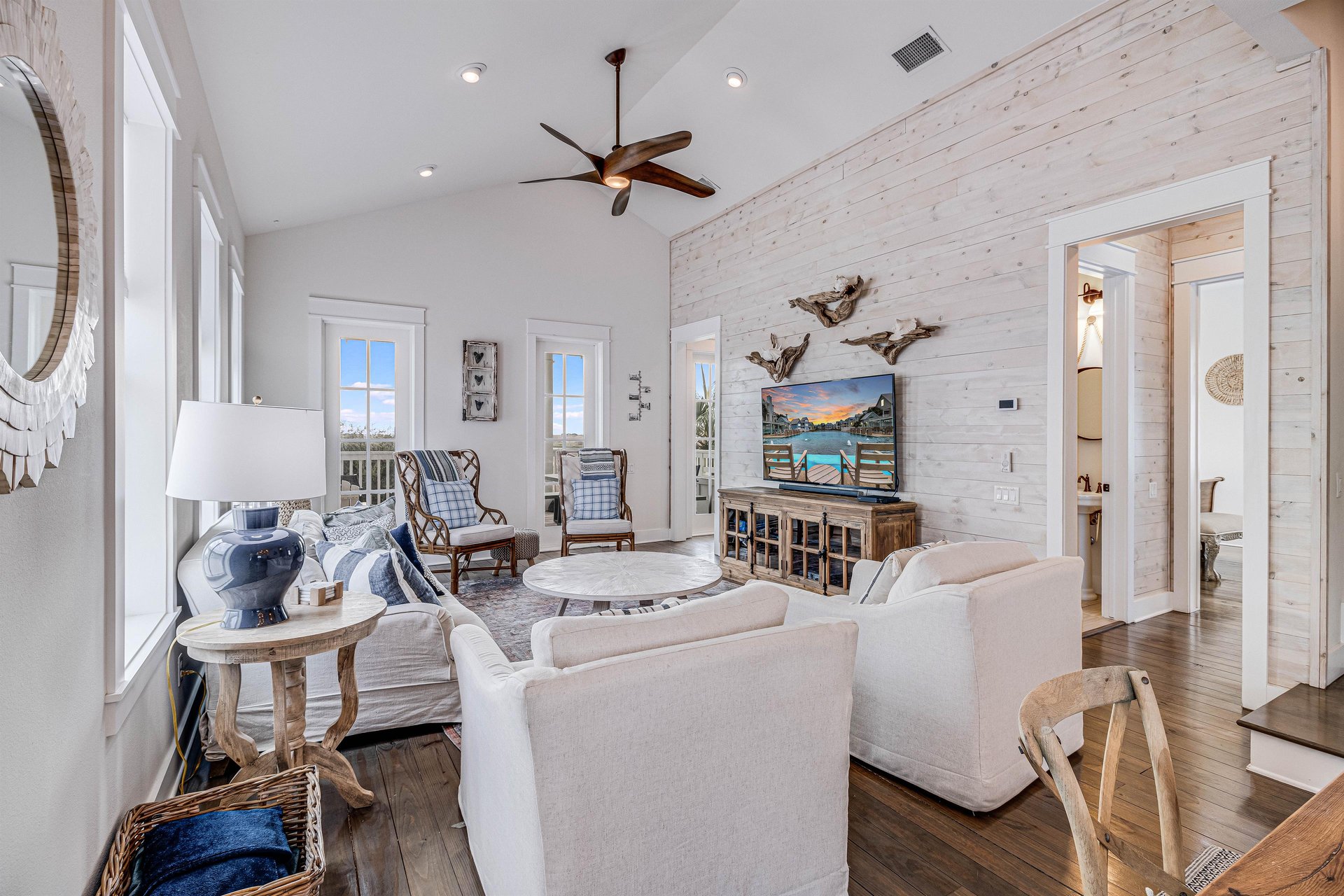 Living area, 2nd Floor