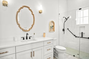 Second King Bathroom, 1st Floor