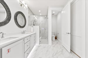 4th King Bathroom, 3rd Floor