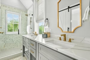 King Bathroom, 2nd Floor