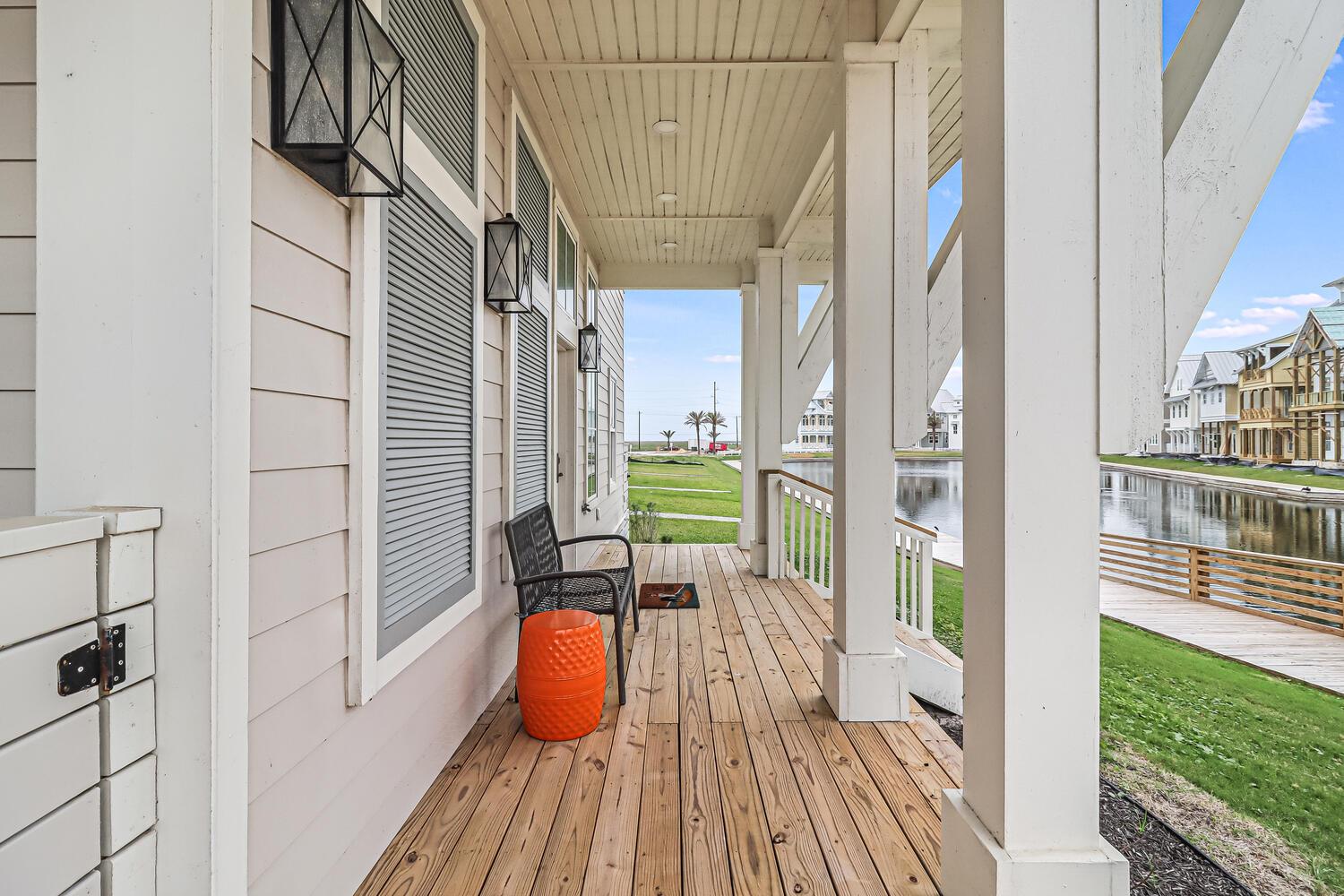 Outdoor Seating with Lake View, 1st Floor