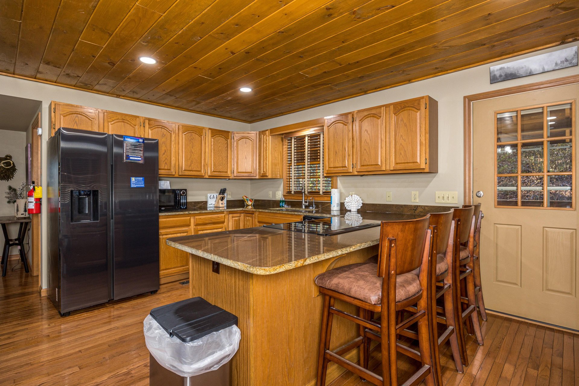 Kitchen w full size appliances