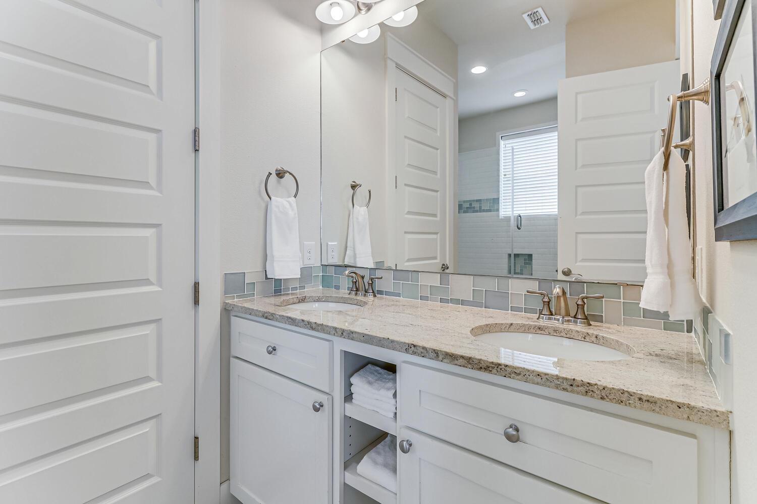 Shared Bathroom, 1st Floor