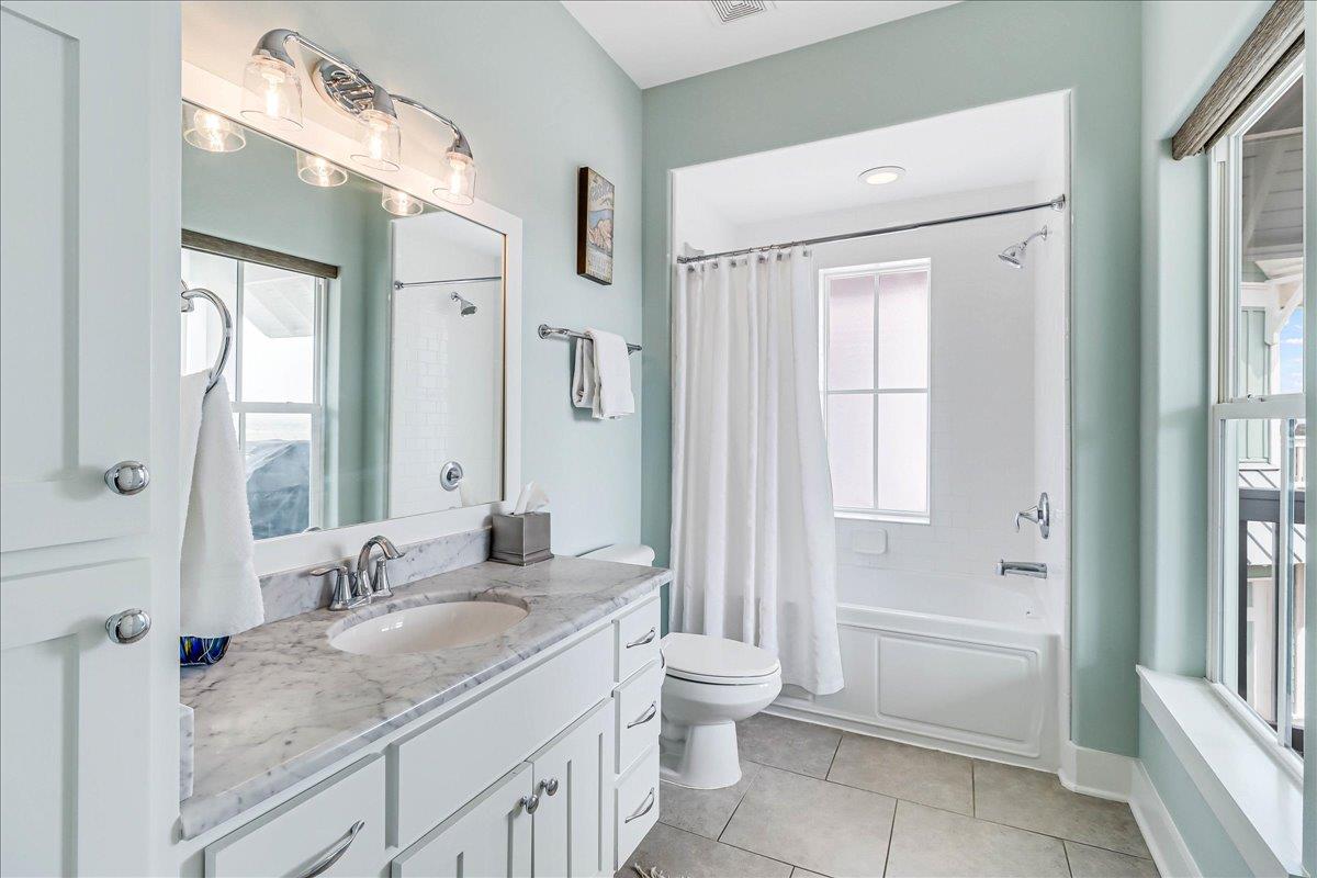 Queen Bathroom, 2nd Floor