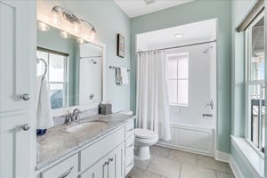 Queen Bathroom, 2nd Floor